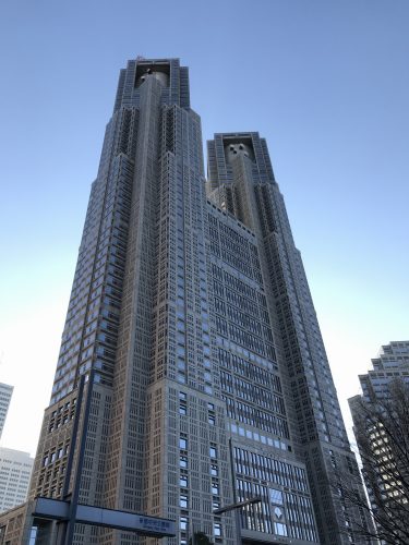 そびえたつ都庁